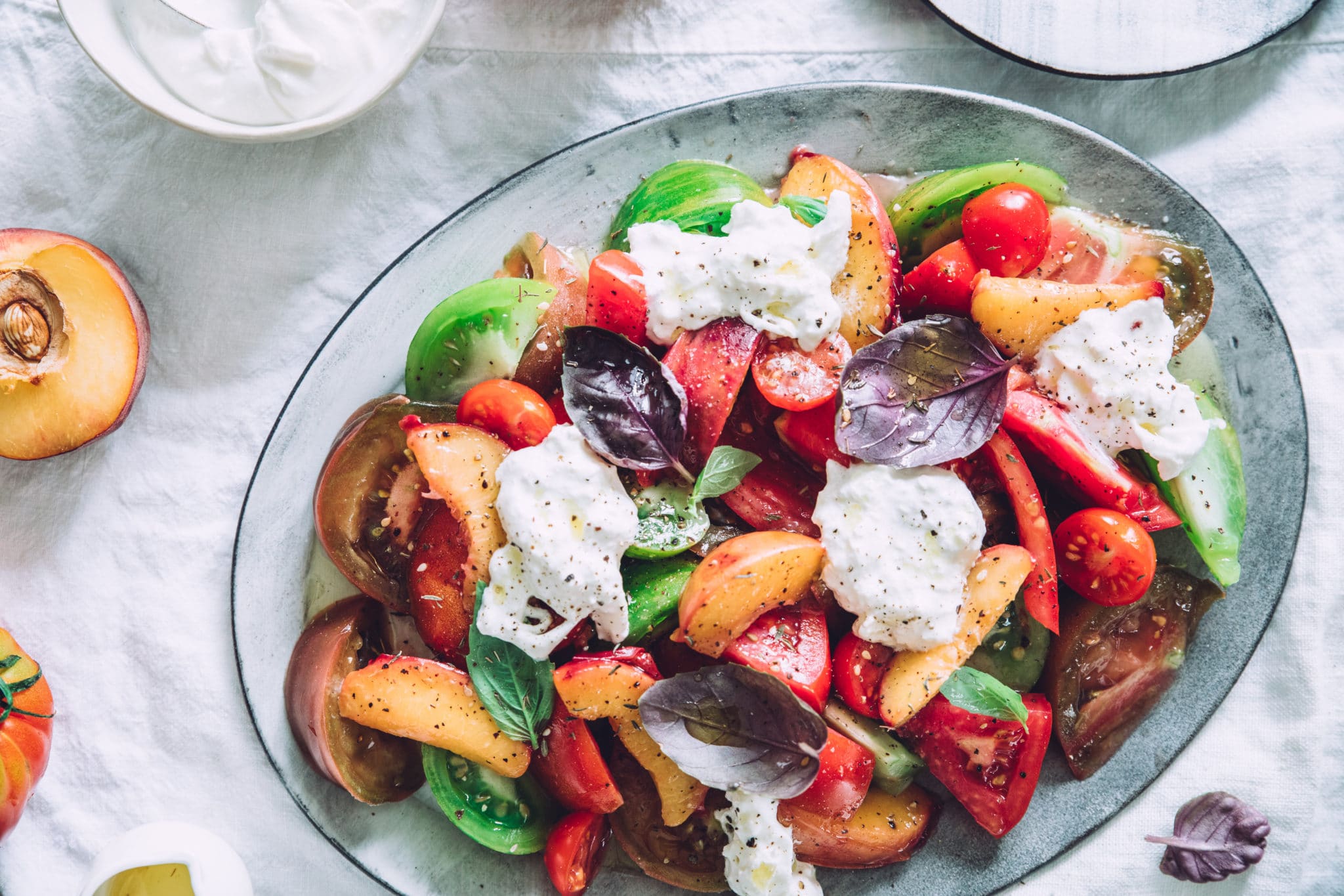 Salade de tomates, pêches rôties, burrata