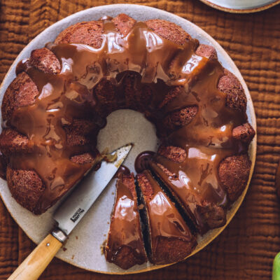 Bundt cake aux pommes glaçage caramel