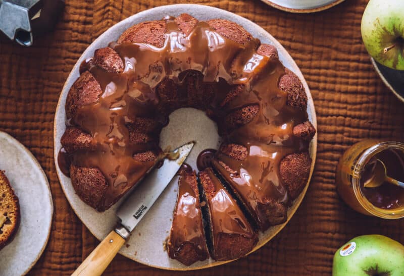 Bundt cake aux pommes glaçage caramel