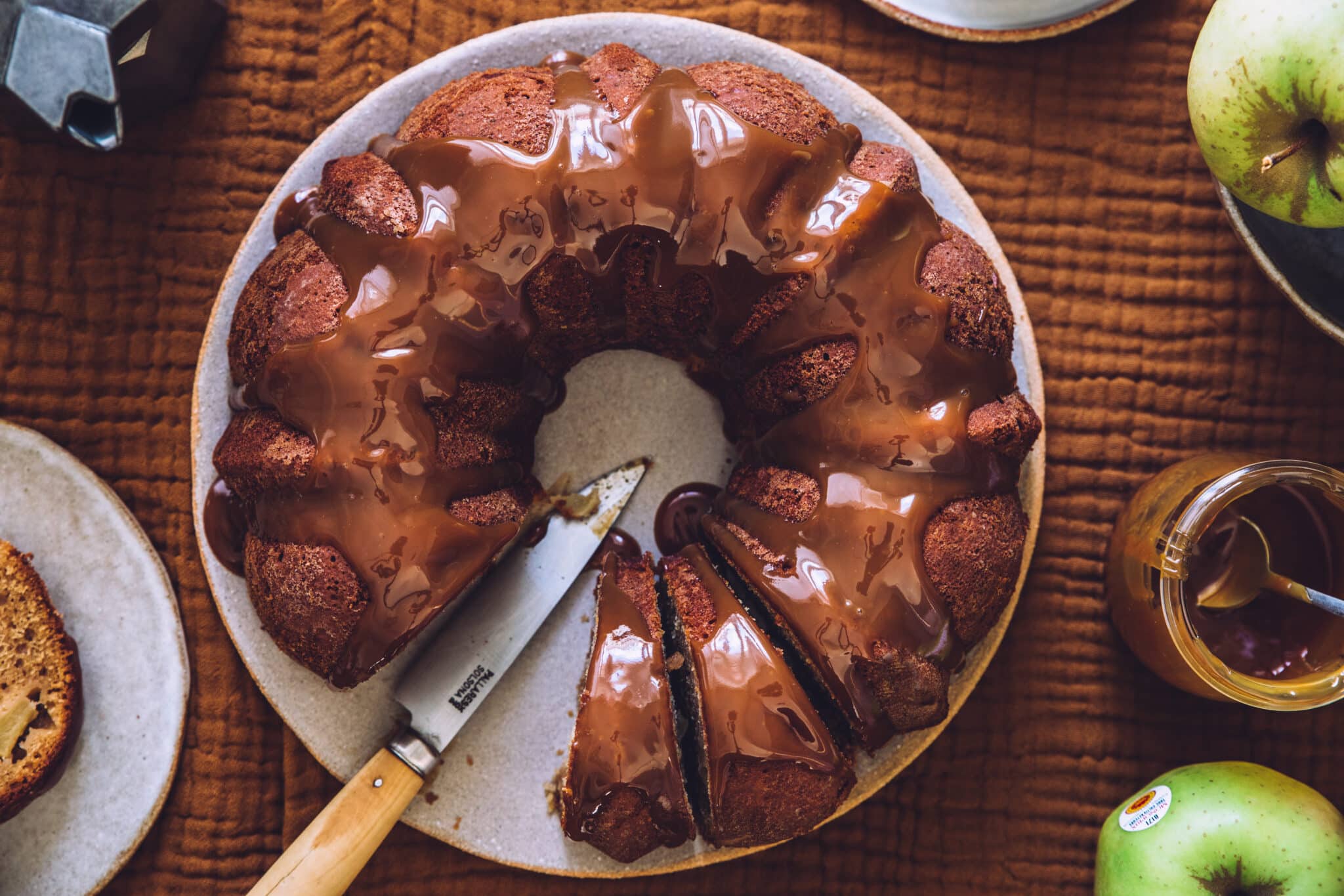 Bundt cake aux pommes glaçage caramel