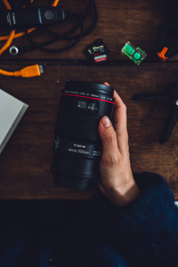 Une styliste culinaire qui présente son zoom Canon pour de la photo culinaire. 
