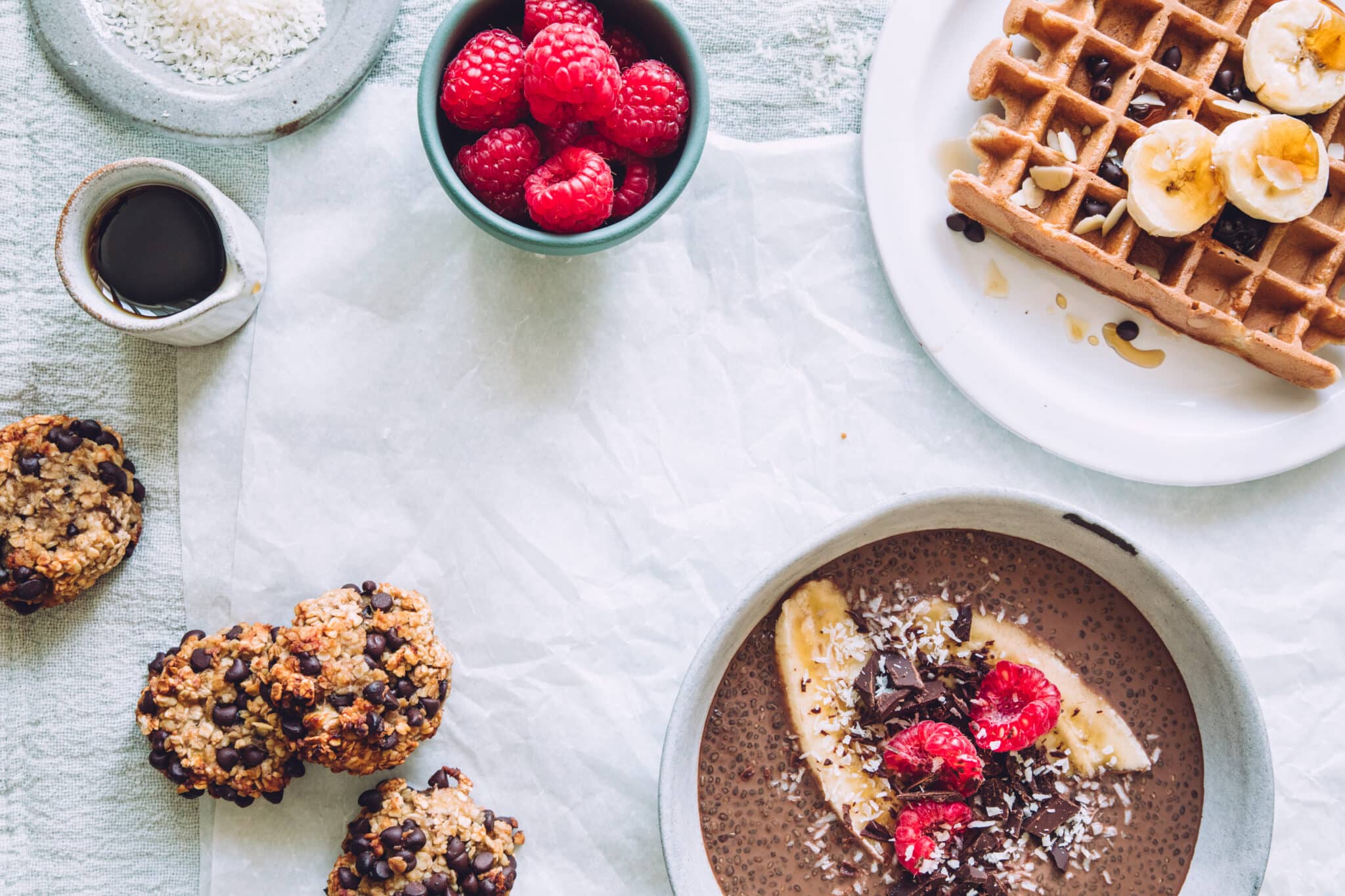 Photographie culinaire de plats gourmands et de desserts, sur une table en bois et une serviette