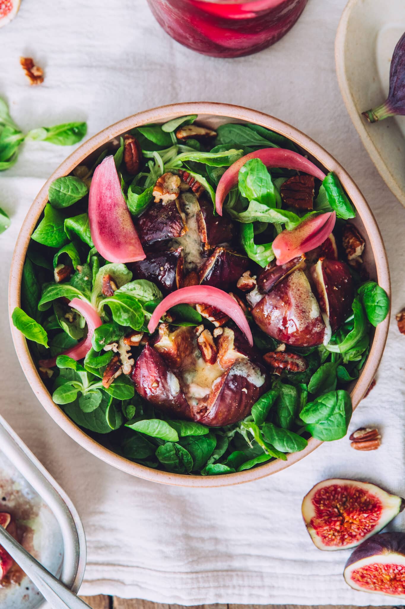 Une photo d'une salade de mâche aux figues rôties 