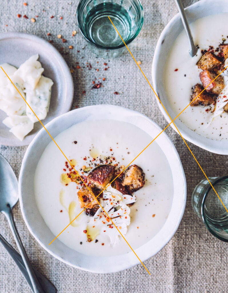 Photographie culinaire dont les assiettes de fromage sont en diagonale pour une composition originale.
