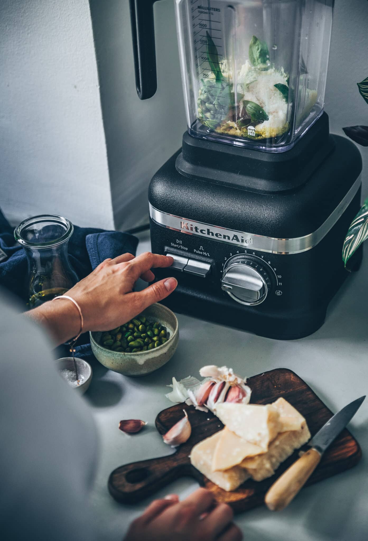 Photographie culinaire montrant une styliste culinaire en train de mixer des ingrédients dans un appareil de cuisine.
