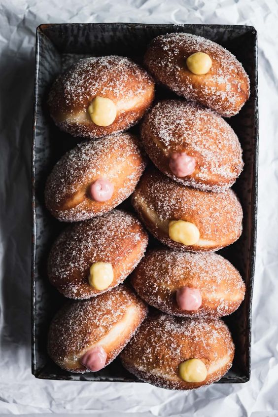 Photographie culinaire dont la composition est symétrique avec des beignets.
